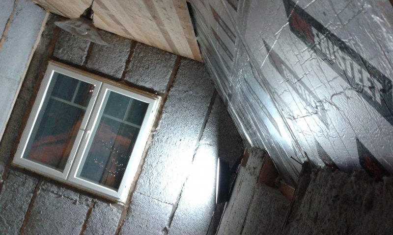 Seinissä "hengittävää" eristettä vinoosassa vähemmän "hengittävää".